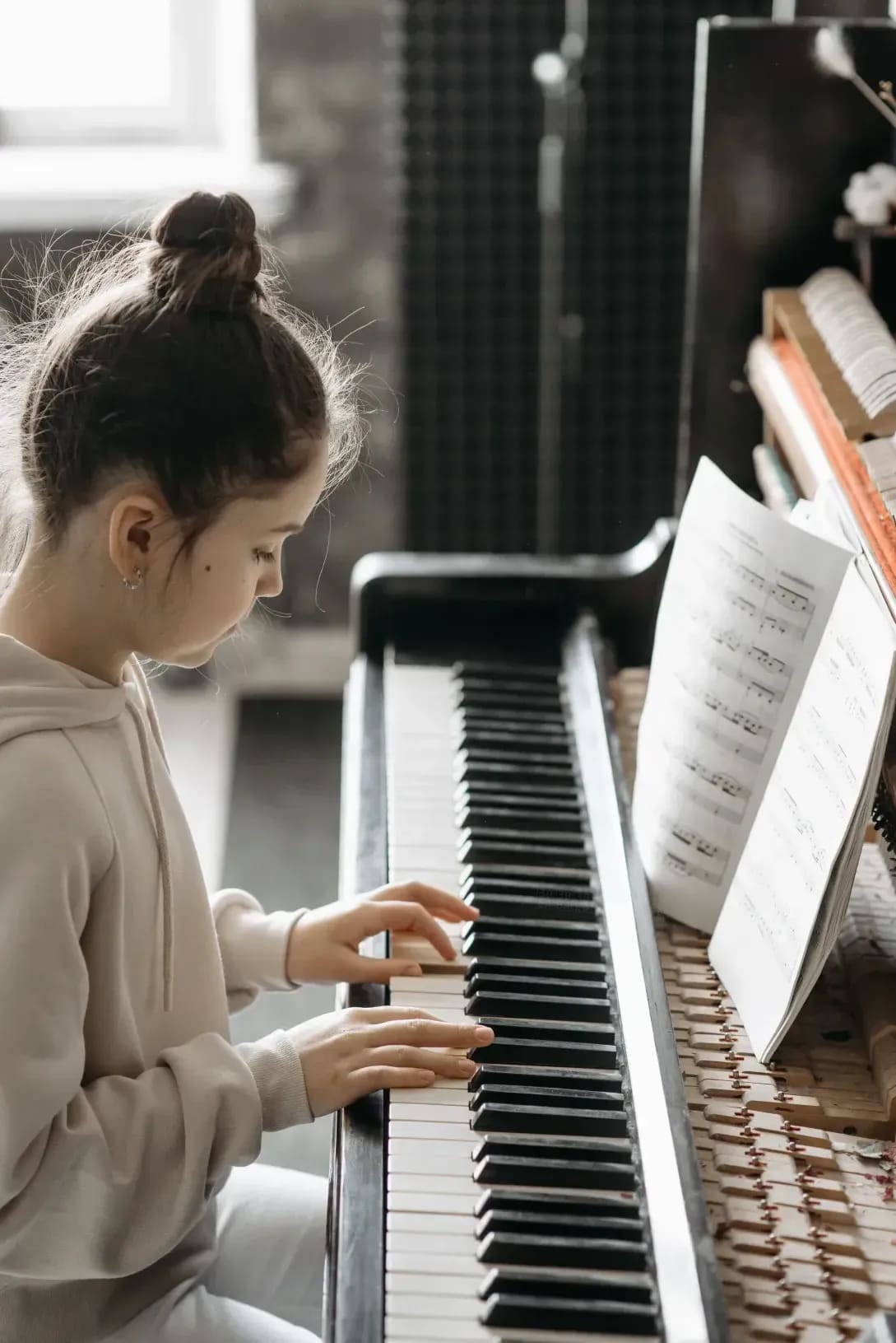 はじめての方へ、ギターの持ち方と音の出し方